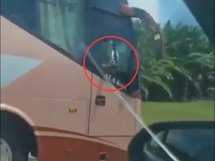 Polis siasat pemandu bas pandu melulu, tunjuk isyarat lucah