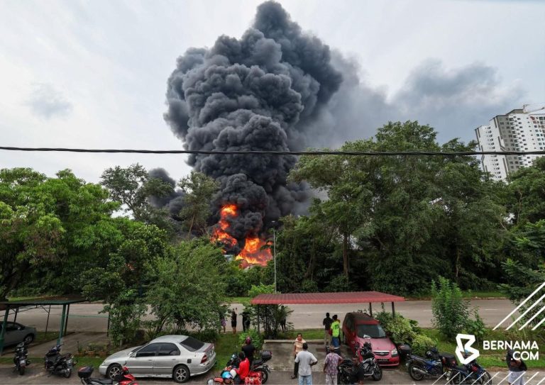 Tapak simpan lori dan minyak enjin terbakar, penduduk diarah pindah