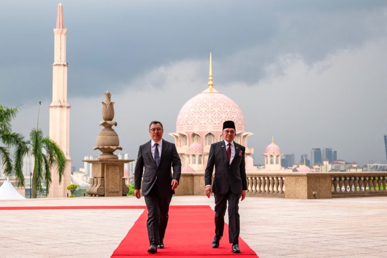 Presiden Republik Kyrgyz diberi sambutan rasmi di Perdana Putra