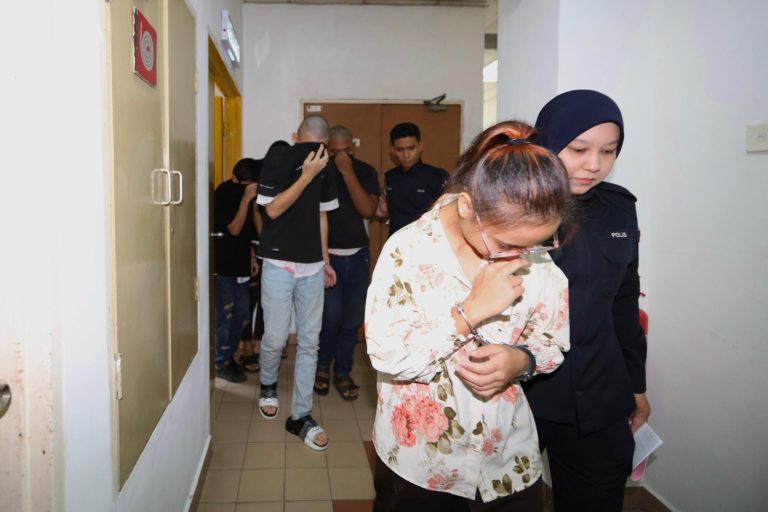 Bella dan 7 rakan tukar pengakuan kepada tidak bersalah