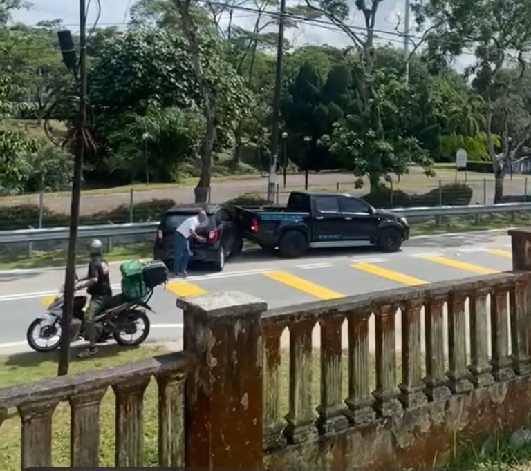 Polis tahan pemandu Hilux langgar Axia tiga kali selepas bertengkar 