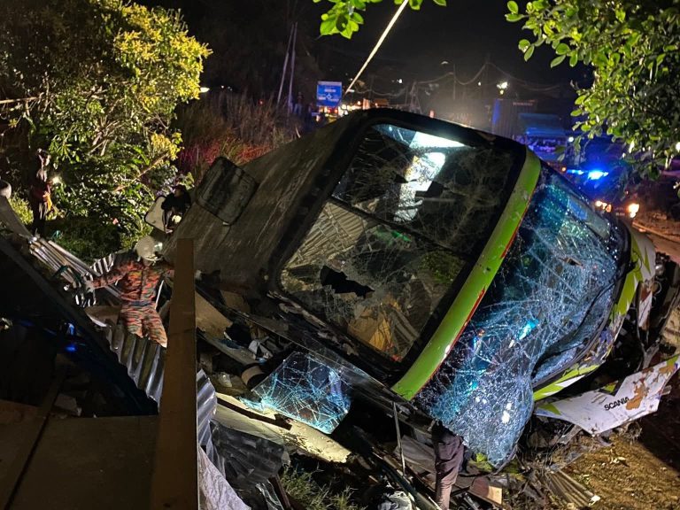 Lima cedera, bas ekspres dipandu laju langgar tiga kenderaan