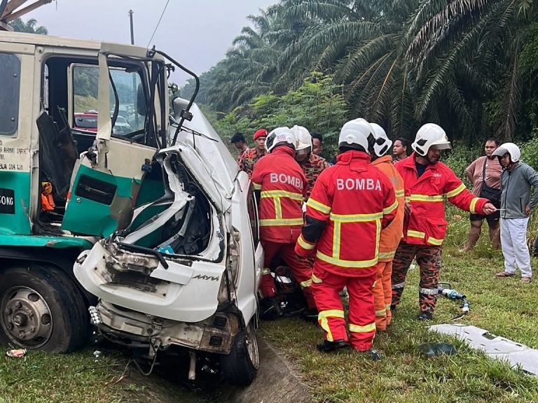 Guru sekolah agama maut Myvi bertembung lori