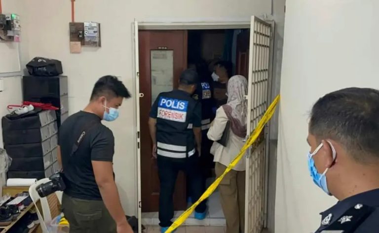 Mayat wanita, anak perempuan ditemukan reput dalam rumah