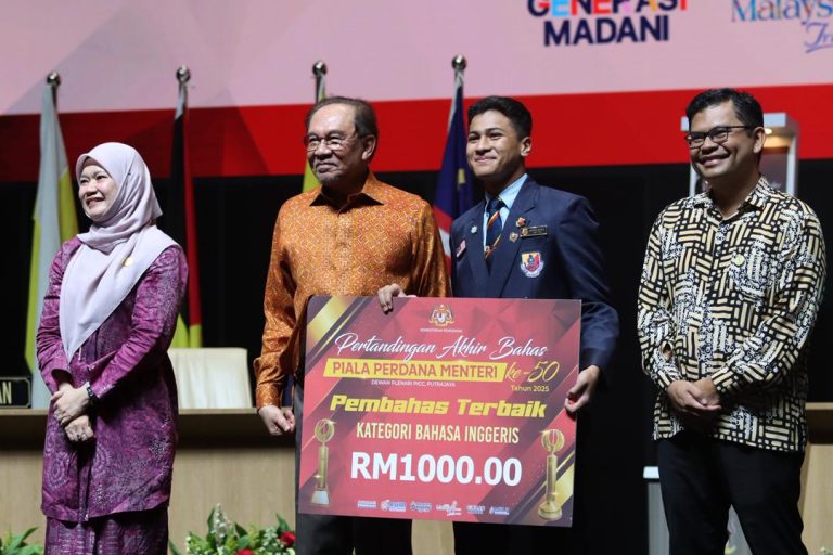 MELP perkukuh literasi tenaga melalui penajaan hadiah Pertandingan Akhir Bahas Piala Perdana Menteri Edisi ke-50