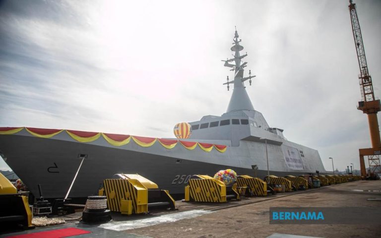 Tengku Permaisuri Selangor sempurnakan pelancaran, penamaan LCS kedua TLDM