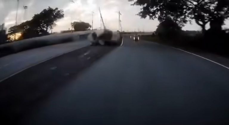 Pemandu Inspira maut kereta terbabas langgar pembahagi jalan, tiang lampu