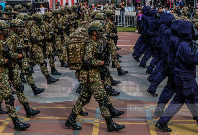 Pasukan barisan hadapan melintasi pentas tetamu kehormat pada acara perbarisan dan perarakan sempena sambutan Hari Kebangsaan Ke-68 bertemakan ‘Malaysia MADANI: Rakyat Disantuni’ di Dataran Putrajaya.