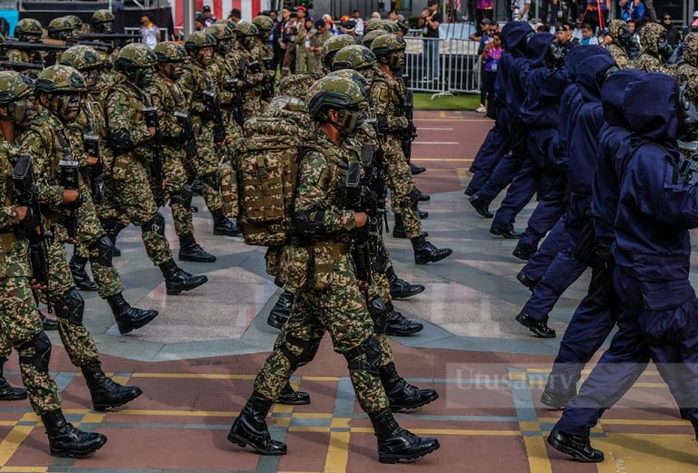 Pasukan barisan hadapan melintasi pentas tetamu kehormat pada acara perbarisan dan perarakan sempena sambutan Hari Kebangsaan Ke-68 bertemakan ‘Malaysia MADANI: Rakyat Disantuni’ di Dataran Putrajaya.