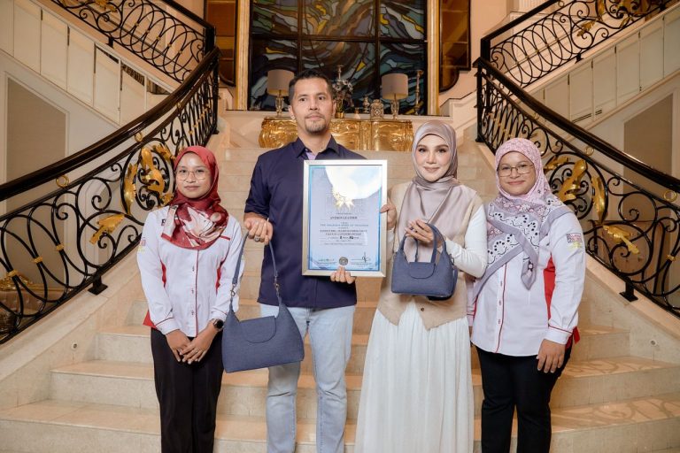 Aliff Syukri berjaya tunaikan impian! Tersenarai Malaysia Book of Records menerusi kutipan jualan RM1 juta dalam tempoh 2 minit 32 saat!