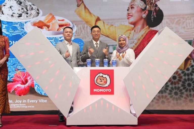 MOMOYO rai Merdeka dengan Aiskrim YoFlip BATIK Edisi Terhad