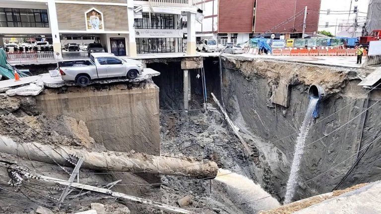 Lubang benam sedalam 50 meter gemparkan Bangkok, tiada kecederaan