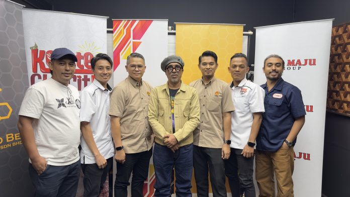 DARI KIRI: Wan Mohd Zul Ikman W Ab Aziz (Madoo Bee), Muhammad Nazrin Mohamad Isa (Madoo Bee), Mohd Syukri Adam (SEDC), Sabri Yunus, Mohd Irwan Mohd Shah (SEDC), Joe Renjuna (penyanyi dikir) dan Issey