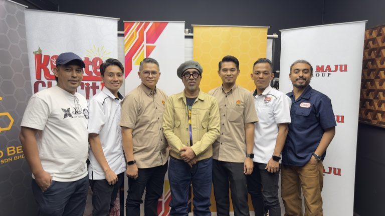 DARI KIRI: Wan Mohd Zul Ikman W Ab Aziz (Madoo Bee), Muhammad Nazrin Mohamad Isa (Madoo Bee), Mohd Syukri Adam (SEDC), Sabri Yunus, Mohd Irwan Mohd Shah (SEDC), Joe Renjuna (penyanyi dikir) dan Issey