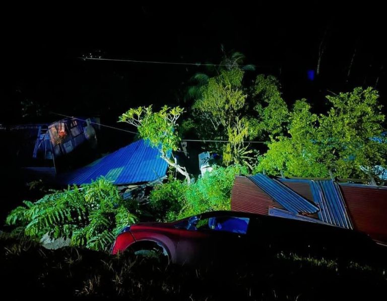 Sebuah rumah roboh, dua kenderaan rosak dilanda tanah runtuh