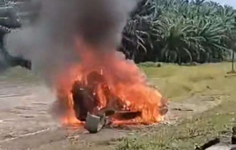 Lelaki maut, Toyota Vios dipandu terbakar selepas bertembung lori di Lahad Datu