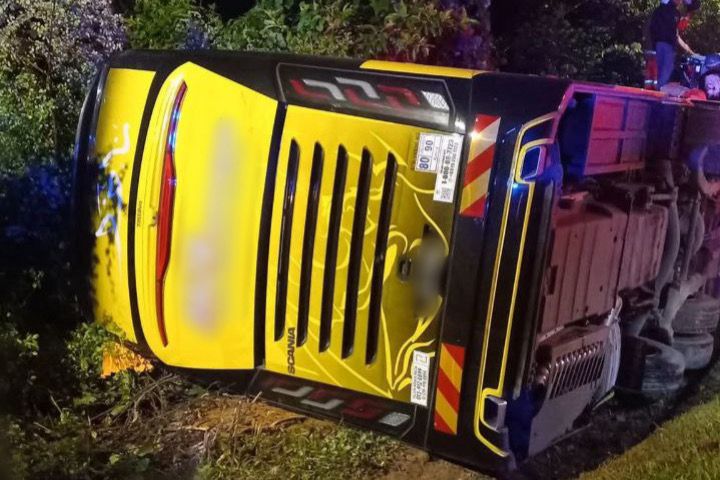 Tiga cedera, 12 lagi berdepan detik cemas bas terbalik di Kuala Krai