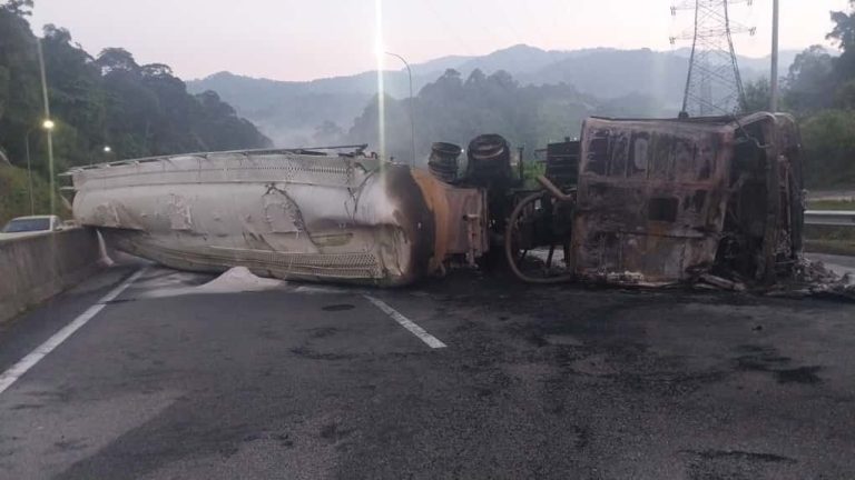Lori muatan debu simen terbakar di Lebuhraya Karak, pemandu rentung