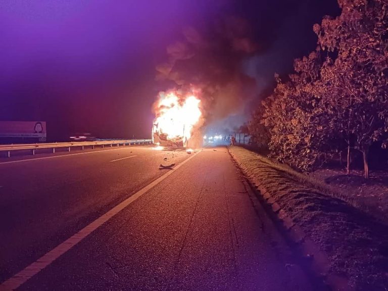 Tujuh cedera bas ekspres terbakar kemalangan dengan lori di Kluang