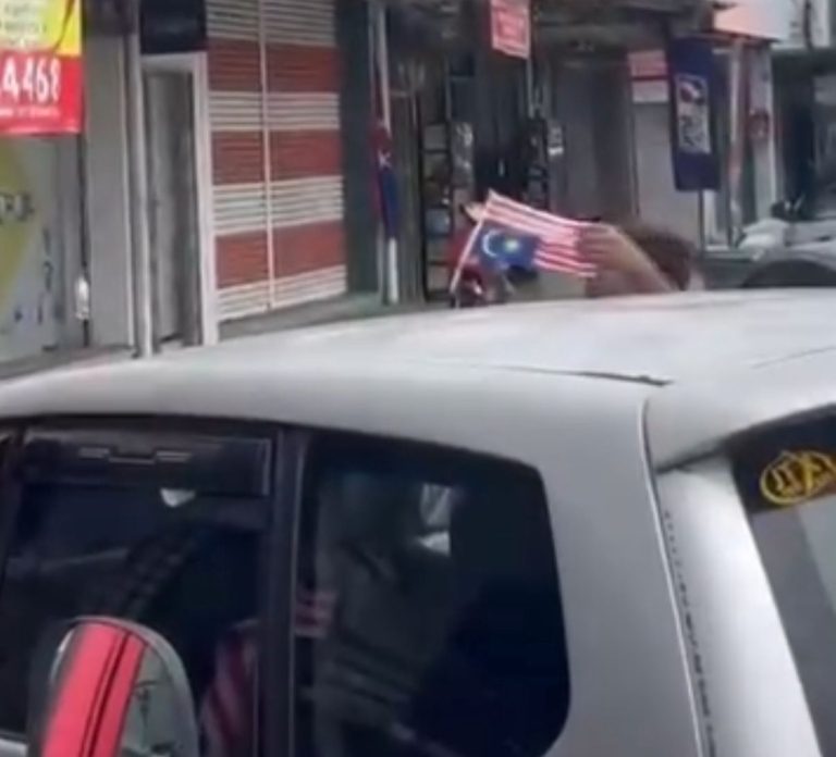 MPV pasang Jalur Gemilang terbalik di Pontian, Polis buka kertas siasatan