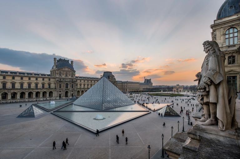 Dua suspek larikan permata 88 juta euro dari Muzium Louvre ditahan