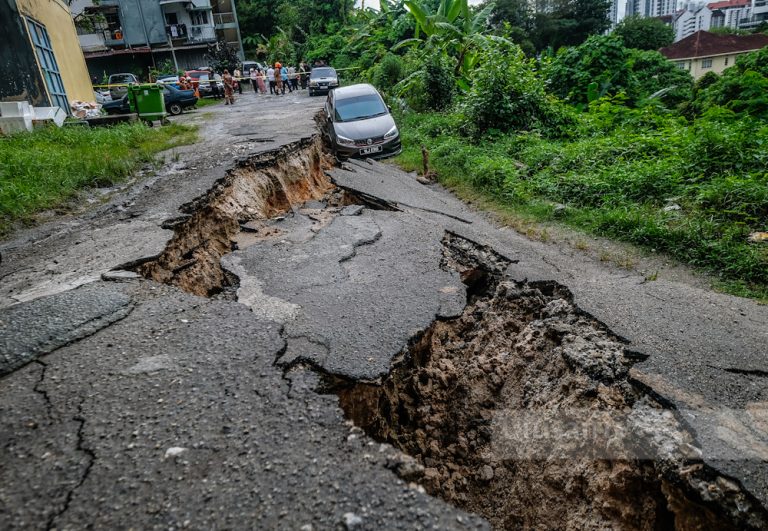 Cerun setinggi 10 meter bersebelahan Blok D Flat Sri Lempah runtuh
