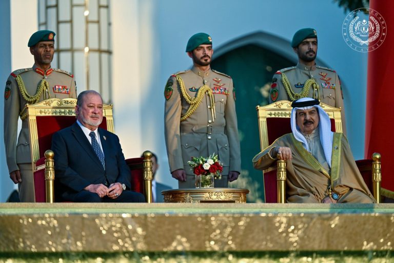 Yang di-Pertuan Agong diberi sambutan negara di Istana Sakhir Bahrain