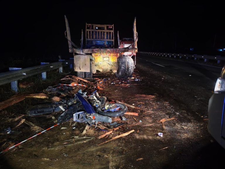 Suami isteri maut motosikal langgar lori rosak di bahu jalan