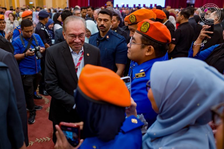 Penjawat awam jangan alpa, cuai dengan kejayaan semalam – PM