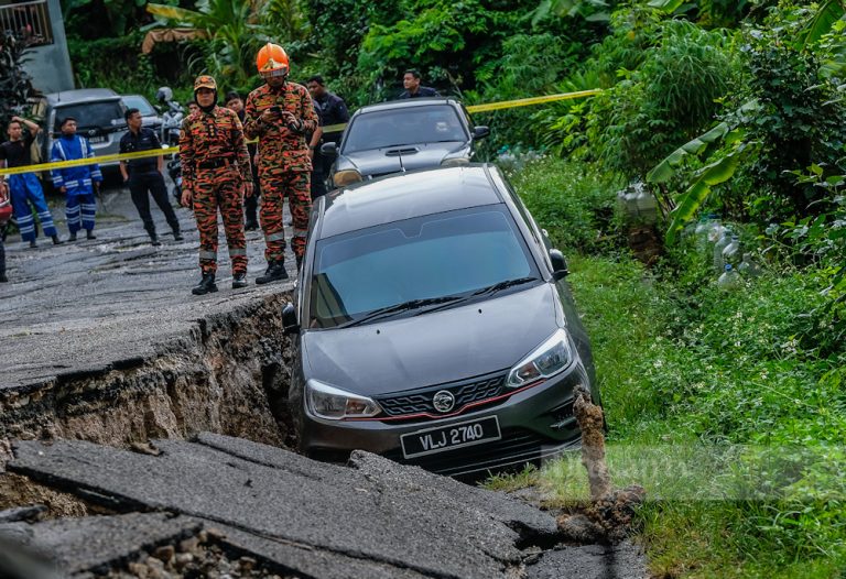 Bomba KL terima 4 laporan tanah runtuh, 3 pokok tumbang