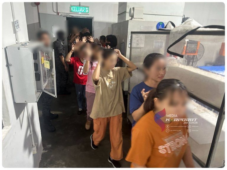 JIM Johor tangkap 123 PATI dalam serbuan di kilang plastik di Johor Bahru
