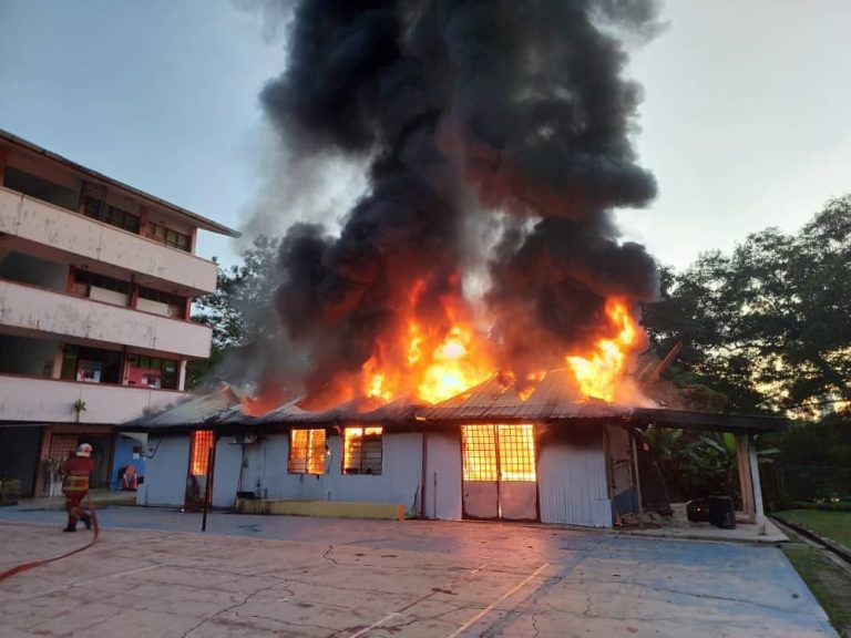 Stor peralatan sukan SMK Jalan 3 Bangi musnah terbakar