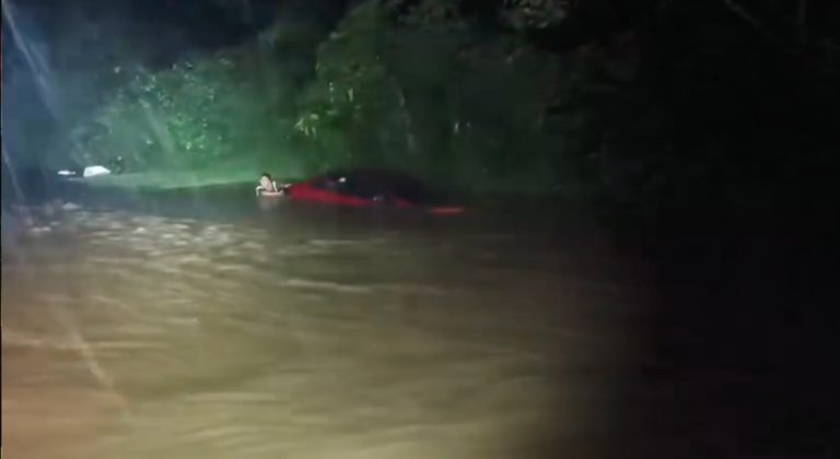 Empat sekeluarga berdepan detik cemas Toyota Vios jatuh longkang di Raub