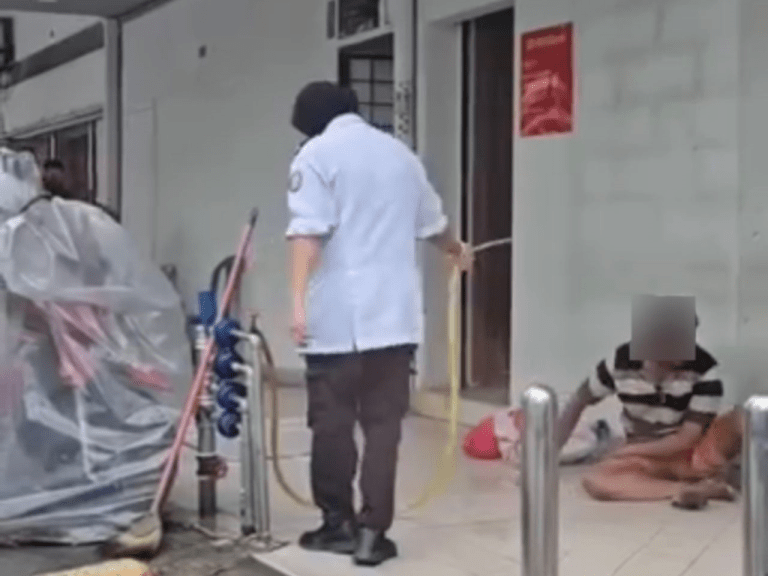 AmBank mohon maaf video tular gelandangan disiram air di depan cawangannya