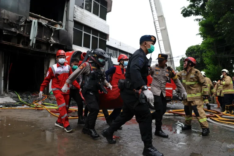 22 terkorban bangunan pejabat terbakar di Jakarta