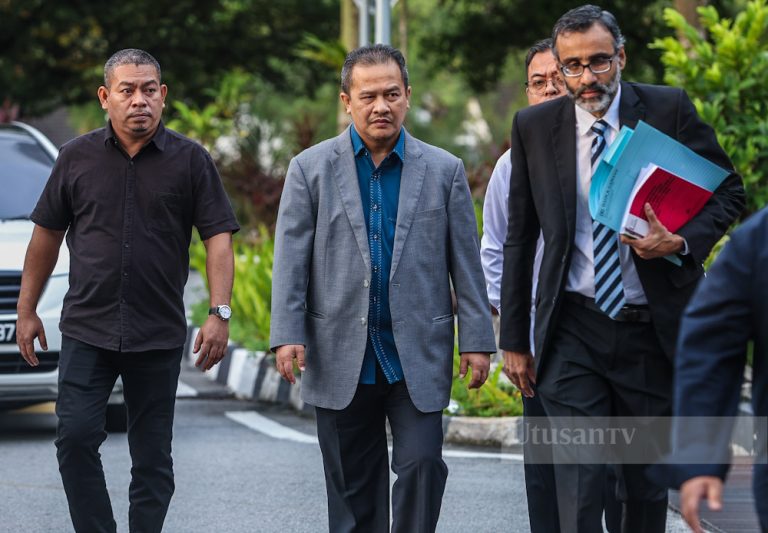 Azman tiba di mahkamah untuk pertuduhan rasuah projek ternakan lembu