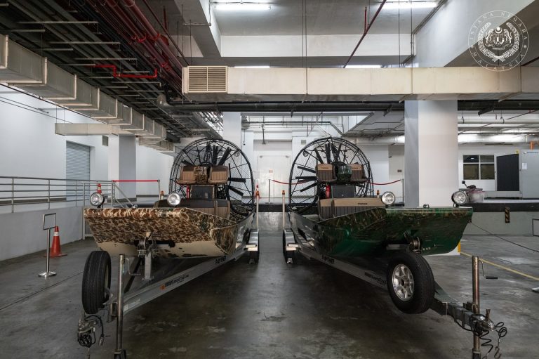 Agong kurnia kebenaran guna air boat bagi operasi menyelamat banjir