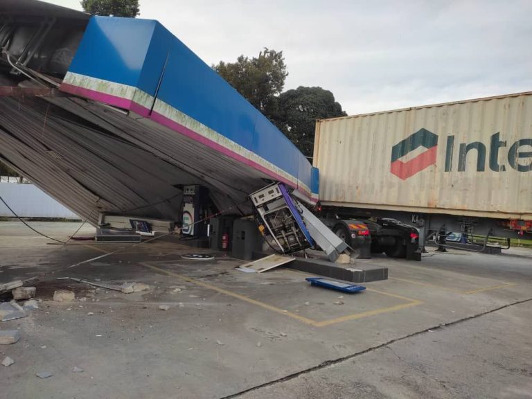 Bumbung stesen minyak roboh dilanggar treler di Kulim