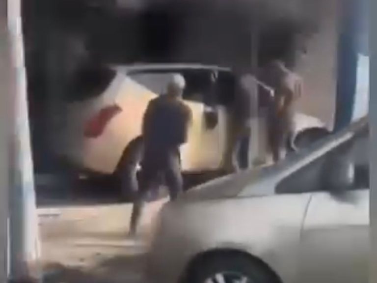 Kecoh Nissan Murano dirosakkan kerana hutang belum langsai