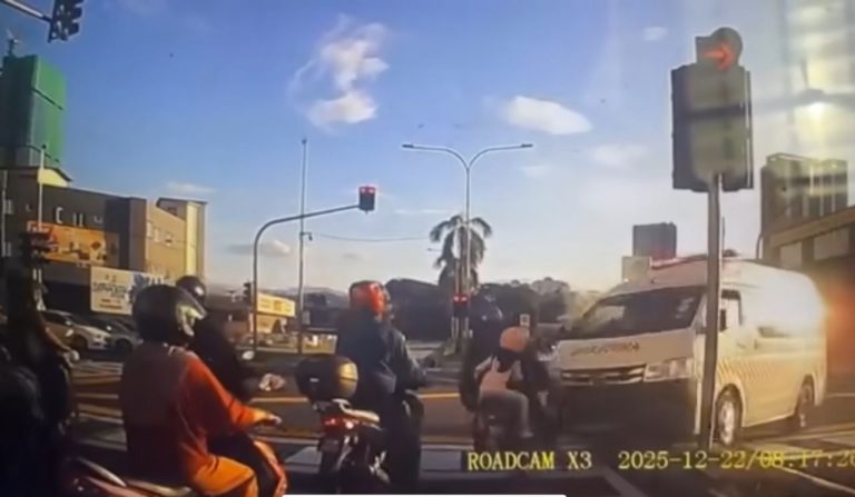 Lelaki parah, kanak-kanak 9 tahun antara yang cedera dirempuh ambulans terbabas di Setapak