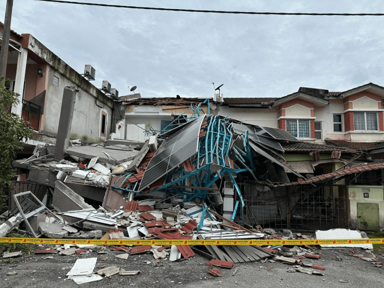 Struktur hadapan rumah teres 2 tingkat tiba-tiba runtuh, 3 kenderaan rosak