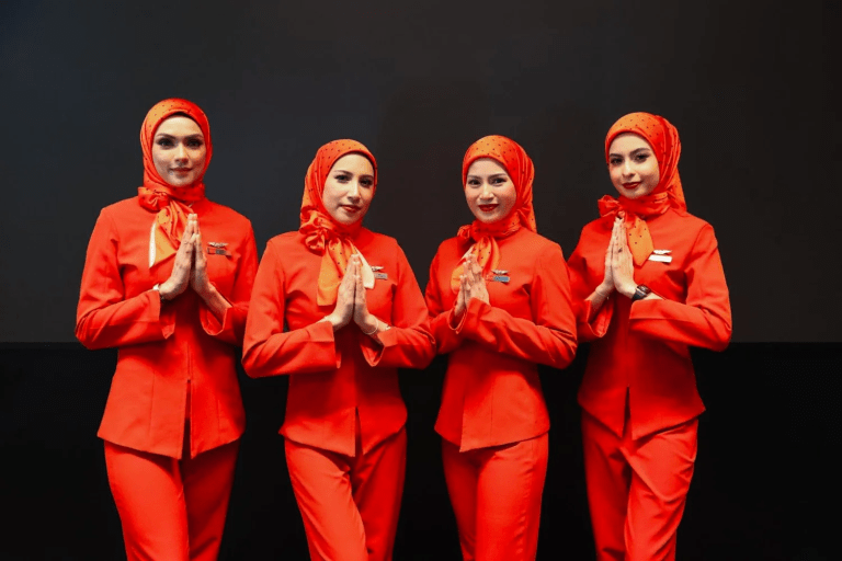 Kru kabin wanita AirAsia kini diberi pilihan untuk berhijab