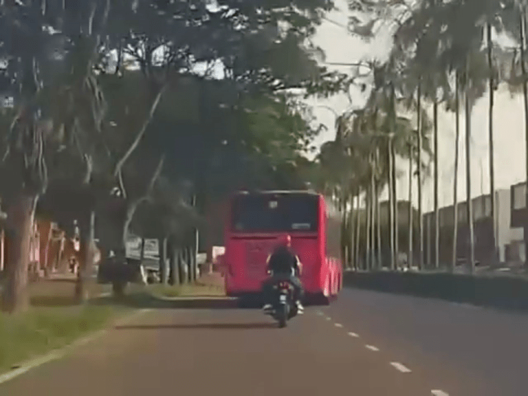 JPJ Melaka siasat bas merah jambu, Axia didakwa lakukan aksi pemanduan berbahaya