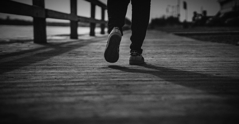 Ikutlah seperti Nabi berjalan. Cepat tapi bukan tergesa-gesa, tenang tetapi bukan menyeret kaki