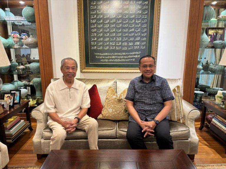 Gambar bertemu Muhyiddin, Ahmad Samsuri dicanang bakal Pengerusi PN?