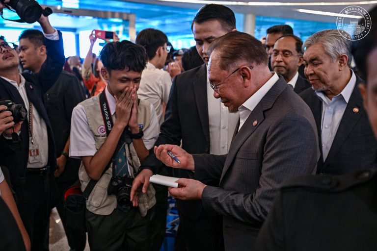 Bahasa Melayu wajib terus dimartabatkan sebagai bahasa ilmu, pemikiran – PM