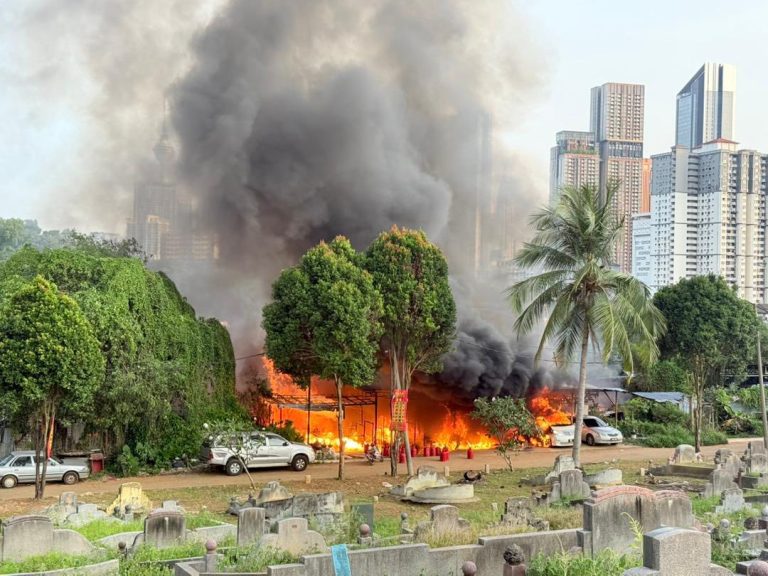 Tiga rumah setinggan, dua kenderaan di Kampung Bellamy hangus terbakar