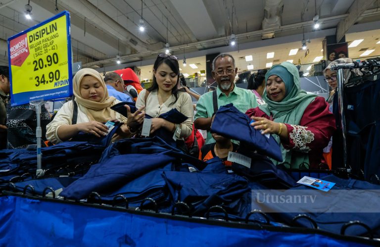 Persiapan beli kelengkapan sekolah terus rancak di saat akhir
