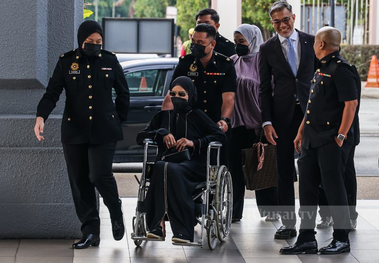 Isteri bekas PTD didakwa di Mahkamah Sesyen Kuala Terengganu