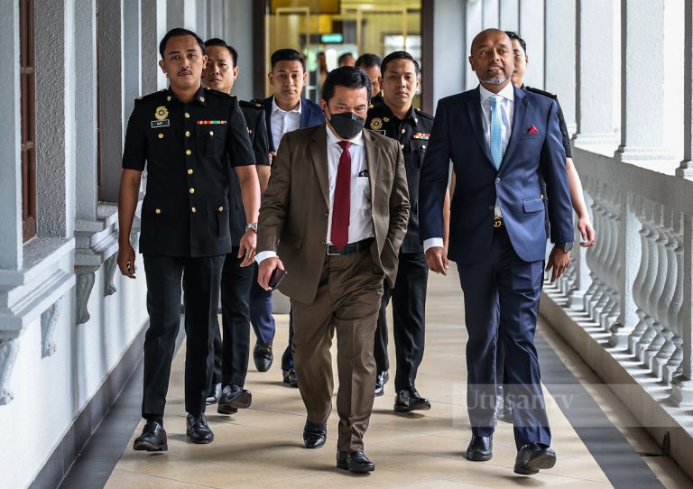 BEKAS Ketua Pengarah Perisikan ATM didakwa atas tiga tuduhan menerima suapan wang ringgit